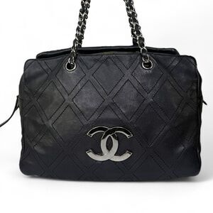 CHANEL Vintage 2007 Black Lambskin Leather CC Logo Medium Shoulder Bag